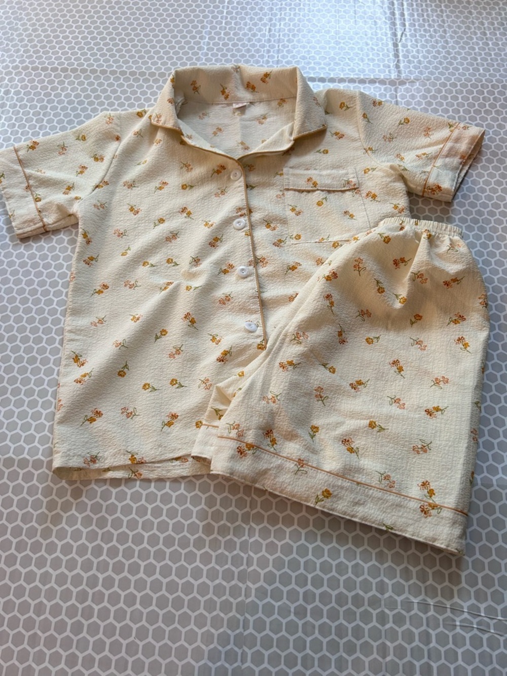 Kids' Cream Floral Short-Sleeve Shirt & Shorts Set. Size M